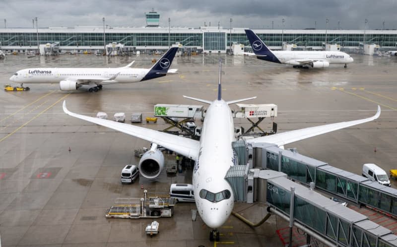 Aircraft stand on the apron at Munich Airport. A technical fault at German air traffic control had previously led to delays and disruptions in German airspace. Peter Kneffel/dpa