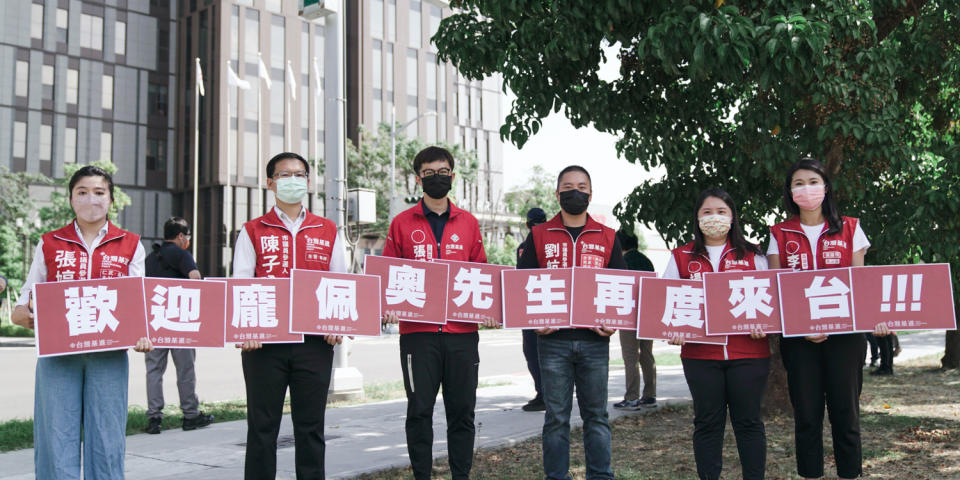 台灣基進舉牌歡迎最挺台美國務卿再度來台。   圖：台灣基進提供