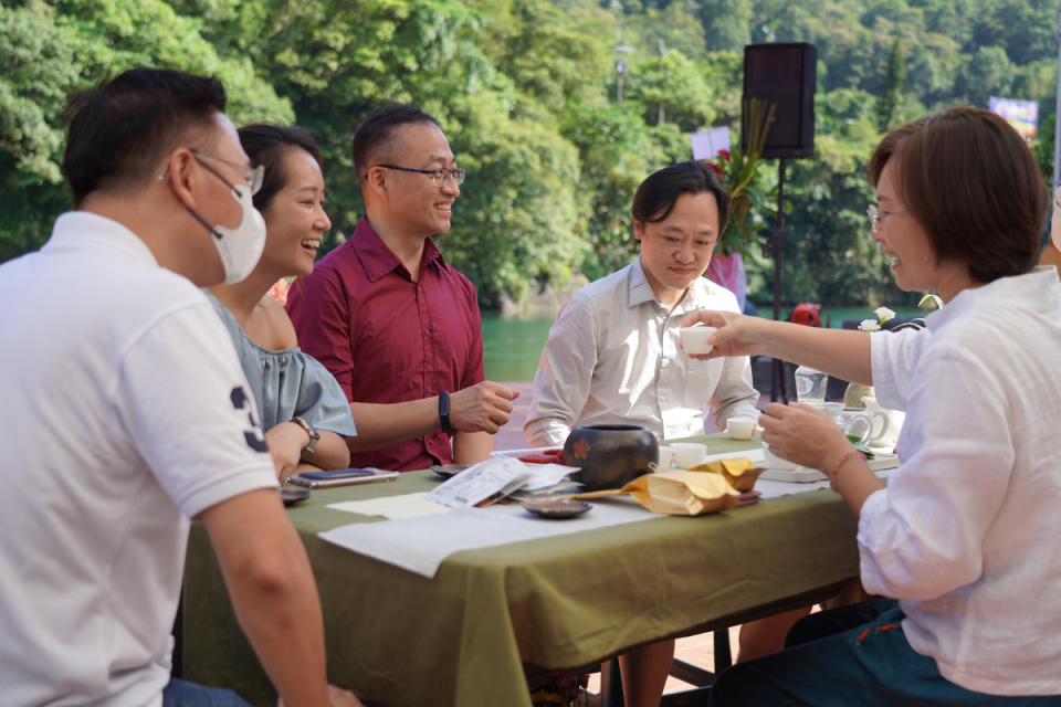 坪林商圈串連在地茶文化及SUP立槳體驗活動，吸引親子族群遊逛坪林，體驗品茶活動。   圖：新北市經發局提供