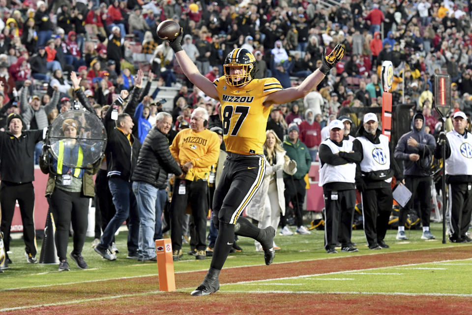 Missouri tight end Brett Norfleet (87) scores a touchdown against Arkansas during the second half of an NCAA college football game Friday, Nov. 24, 2023, in Fayetteville, Ark. (AP Photo/Michael Woods)