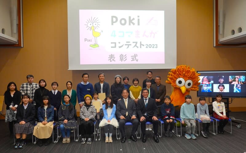 畫日本三鷹市吉祥物四格漫畫 台灣醫師奪最大獎 台灣泌尿科醫師詹皓凱17日出席日本三鷹市舉辦的吉 祥物Poki四格漫畫比賽頒獎典禮。他在一般單元（另 有青少年單元）以作品「下雨了」榮獲最優秀賞。 中央社記者楊明珠東京攝  112年12月28日 