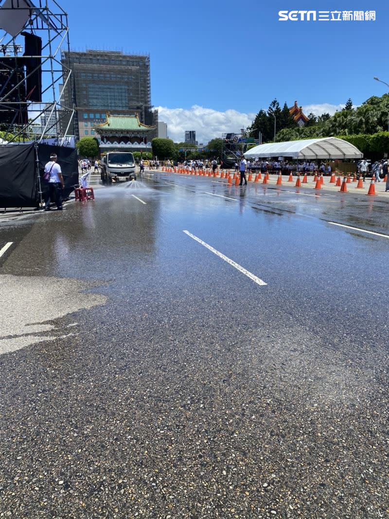 716凱道集會開場前，主辦單位出動灑水車降溫。（圖／記者王家俊攝影）