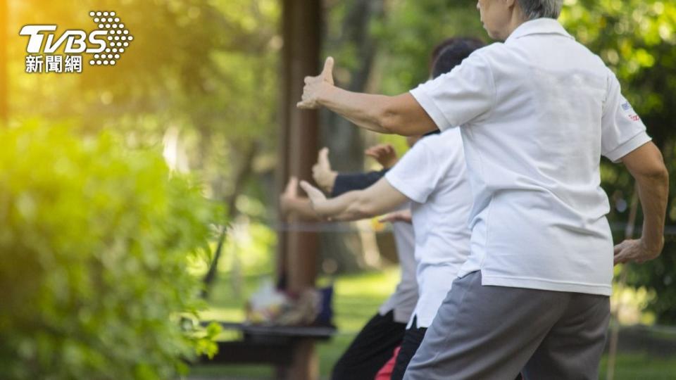 醫師建議患者可打太極拳或多走路，有助延緩症狀惡化。（示意圖／Shutterstock達志影像）