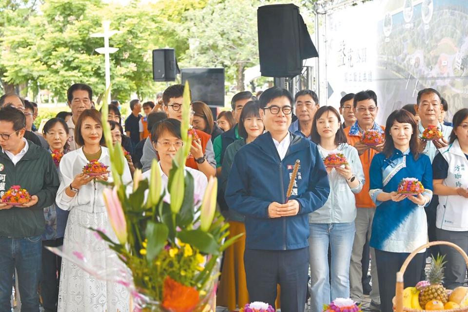 高雄市長陳其邁（持香者）3日到三民區盤花公園參加動土儀式，圖為他與民代共同上香祈福，民代手持盤花祭拜。（林瑞益攝）