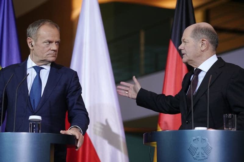 Polish Prime Minister Donald Tusk (L) and German Chancellor Olaf Scholz speak during a press conference after their meeting at the Federal Chancellery. Kay Nietfeld/dpa