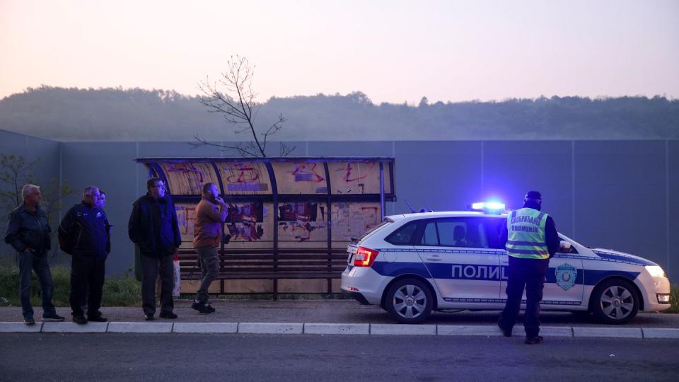 Ein junger Mann richtete in einem Dorf auf dem Land ein Blutbad an. 