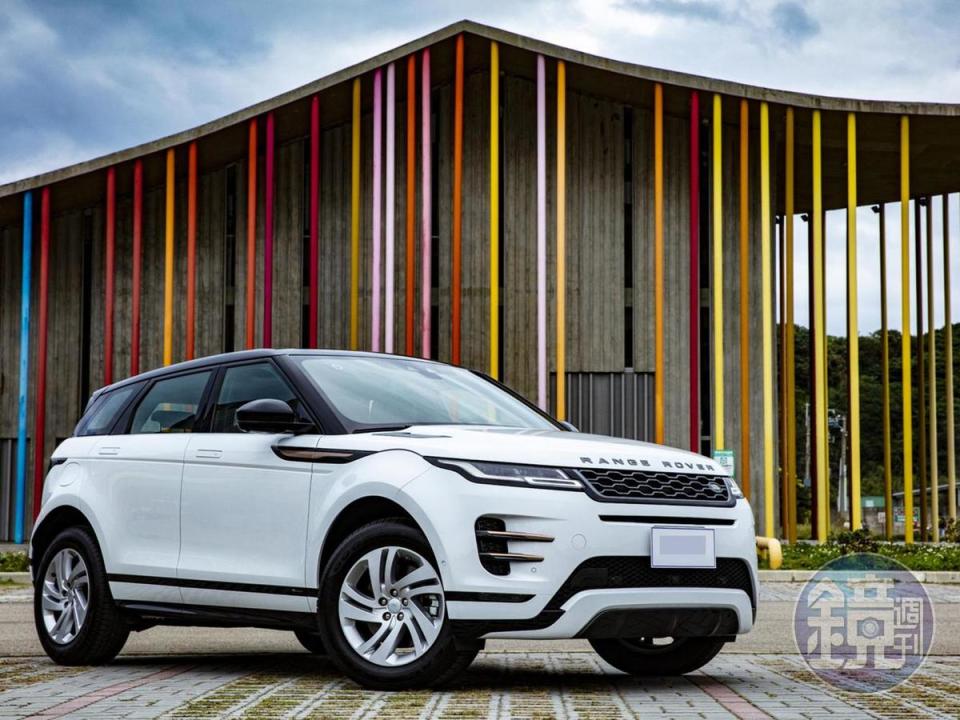 當我拿到此次要試駕的全新第二代2020年式的Range Rover Evoque時，除了想起當年的「震撼」初體驗，也開始努力的回憶起上一代Range Rover Evoque與新款的差異之處。