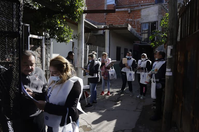 Los censistas se despliegan por las calles y pasillos de la villa 21-24, en Barracas, donde se realiza el operativo territorial