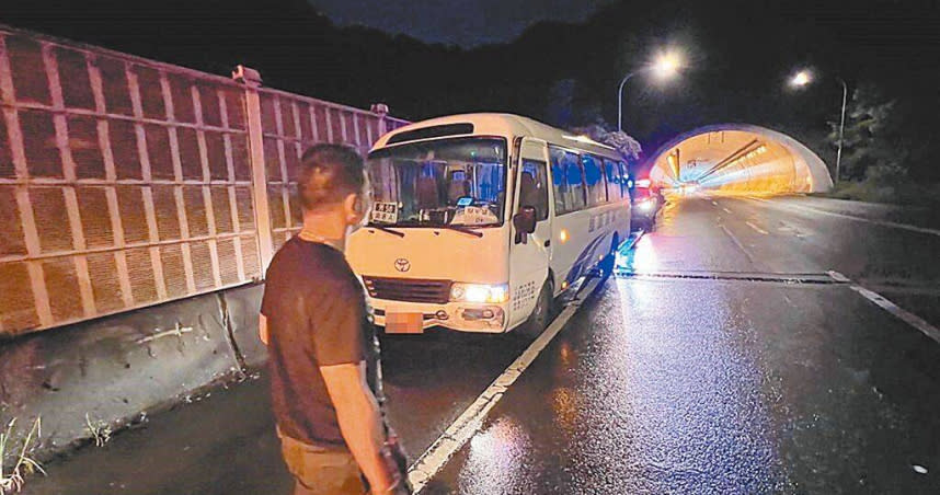 康橋秀岡校區交通車21日晚間行經北市信義快速道路文山隧道內，不明原因打滑，校車碰撞隧道內牆壁，造成2名學生受傷。（圖／民眾提供／中國時報高鈞麟新北傳真）