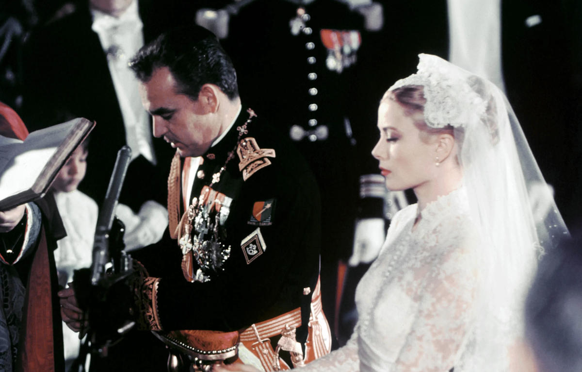 A Look Back at Grace Kelly’s Wedding Dress: The Princess of Monaco’s ...