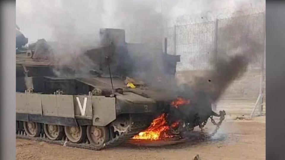 社群傳聞有以色列坦克在加薩被圍攻，駕駛官兵被拖出俘虜。（圖／翻攝自推特@@jengelmayer）
