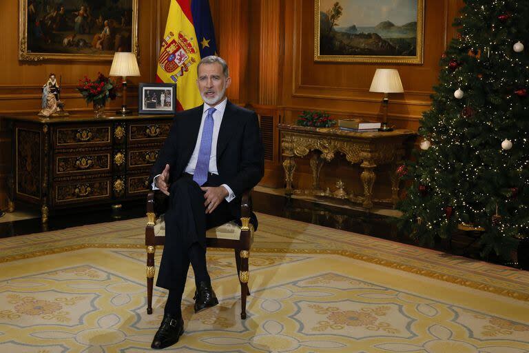 24/12/2023 El Rey Felipe VI ofrece su tradicional discurso de Nochebuena desde Zarzuela, en Madrid (España) a 24 de diciembre de 2023..  El Rey Felipe VI ha vuelto a elegir el Salón de Audiencias del Palacio de la Zarzuela para pronunciar su tradicional mensaje de Navidad junto a las banderas de España y la Unión Europea y, en esta ocasión, una foto del momento en el que los Reyes y la Infanta Sofía aplauden a la Princesa de Asturias en el acto de juramento de la Constitución Española ante las Cortes Generales el pasado 31 de octubre.  POLITICA POOL