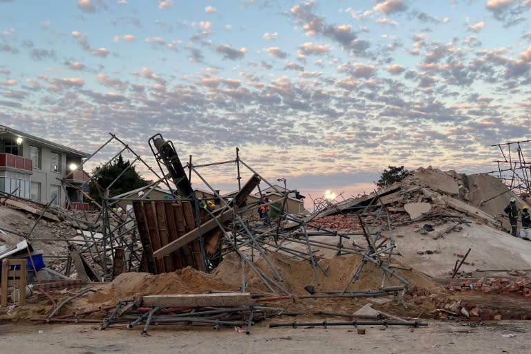Los escombros del edificio en construcción que se derrumbó en George, Sudáfrica, el 7 de mayo de 2024, un día después del colapso (Willie van Tonder)