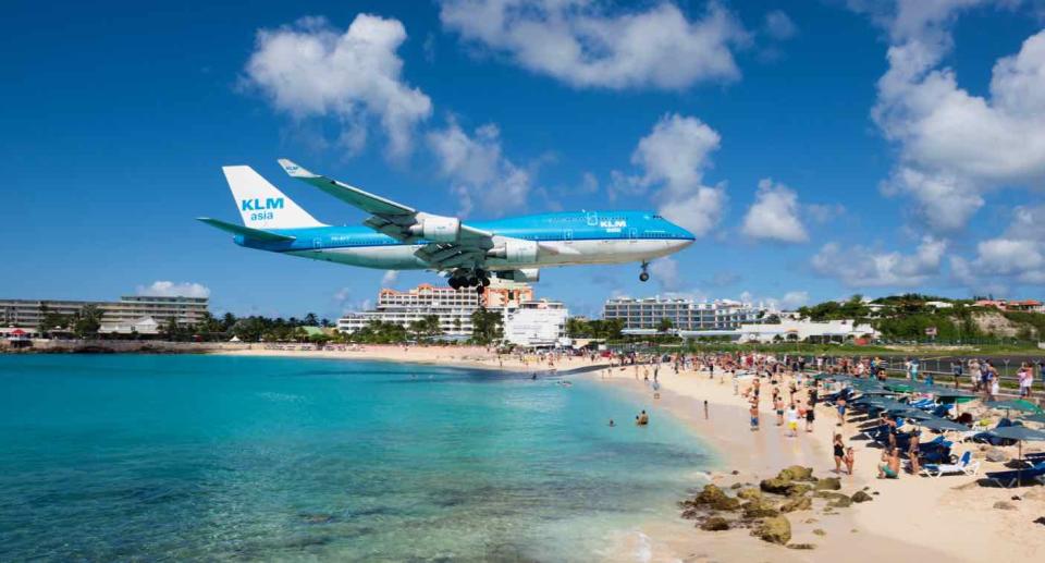 Un Boeing 747 de KLM aterriza cerca de Maho Beach. (Créditos: Getty Images).