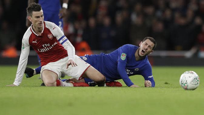 Pemain Chelsea, Eden Hazard gagal melewati adangan pemain Arsenal, Laurent Koscielny pada laga semifinal Piala Liga Inggirs di Emirates stadium, London, (24/1/2018). Arsenal menang 2-1. (AP/Matt Dunham)
