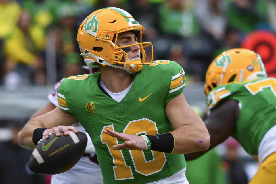 Oregon quarterback Bo Nix (10) throws a pass against Washington State during the first half of an NCAA college football game Saturday, Oct. 21, 2023, in Eugene, Ore. (AP Photo/Andy Nelson)