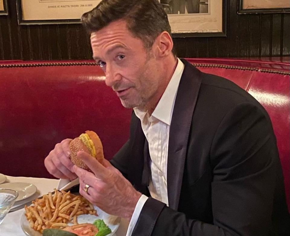 hugh jackman: Hugh Jackman eats a burger (hugh jackman Instagram)