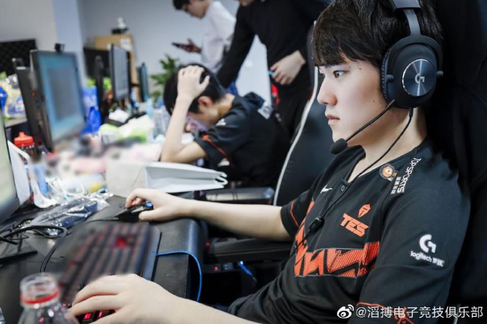 Top Esports在贏下對戰ThunderTalk Gaming的首局比賽後，讓JackeyLove拿下LPL聯賽第兩百勝。   圖：翻攝自 TES 官方微博