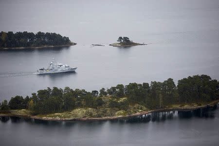 Swedish minesweeper HMS Koster patrols the waters of the Stockholm archipelago, October 19, 2014. REUTERS/Marko Saavala/TT News Agency