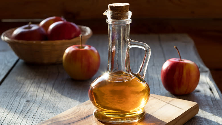 cider vinegar with apples