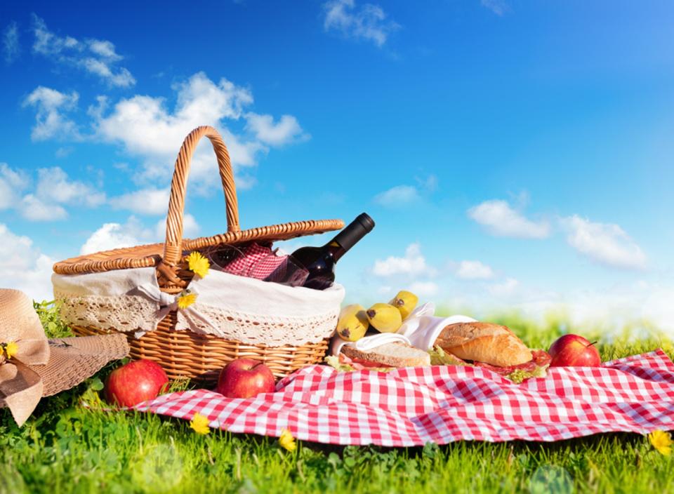 It’s October – time to step outside and enjoy a meal. (Source: iStock)