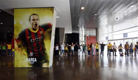 Catalan separatists form a human chain to mark the "Diada de Catalunya" (Catalunya's National Day) in the Nou Camp stadium in Barcelona September 11, 2013. REUTERS/Gustau Nacarino