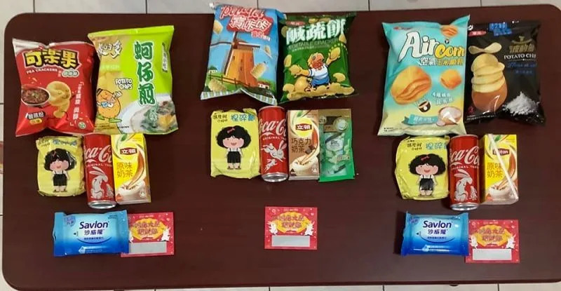 ▲網友開箱OK超商福袋，每袋100元，內含食品飲料組合價值非常高，而且抽獎券保證中獎，最少5元、最大獎抽36萬元鑽石項鍊。（圖／7-11超商新品分享區）