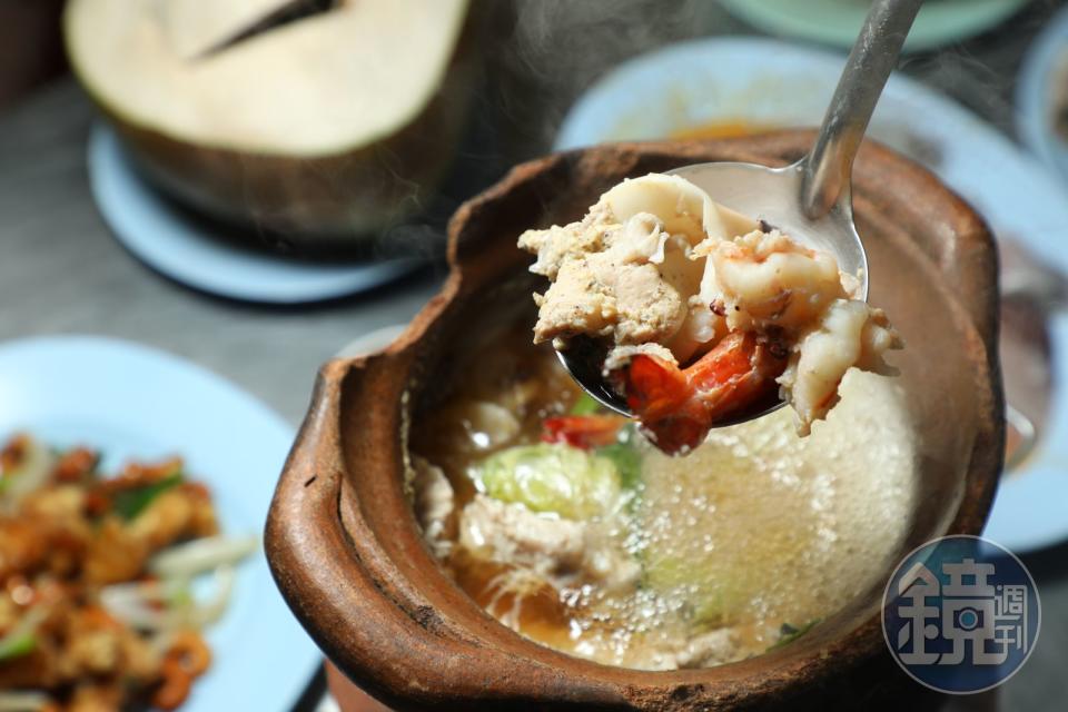 正盛海鮮小陶鍋的招牌菜「綜合鍋」，以炭火燒煮，湯頭香甜，食材鮮美。（250泰銖／份，約NT$220）