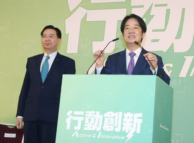 總統當選人賴清德（右）25日在台北主持記者會，宣布第6波新內閣與國安人事，邀請外交部長吳釗燮（左）回來擔任國安會祕書長，協助推動國安會業務。（中央社）