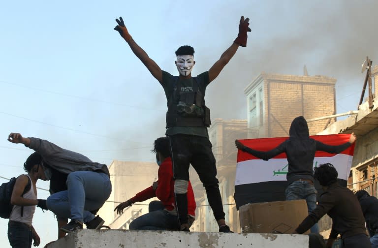 Un manifestant portant un masque lors des rassemblements antigouvernementaux à Bagdad, le 22 novembre 2019