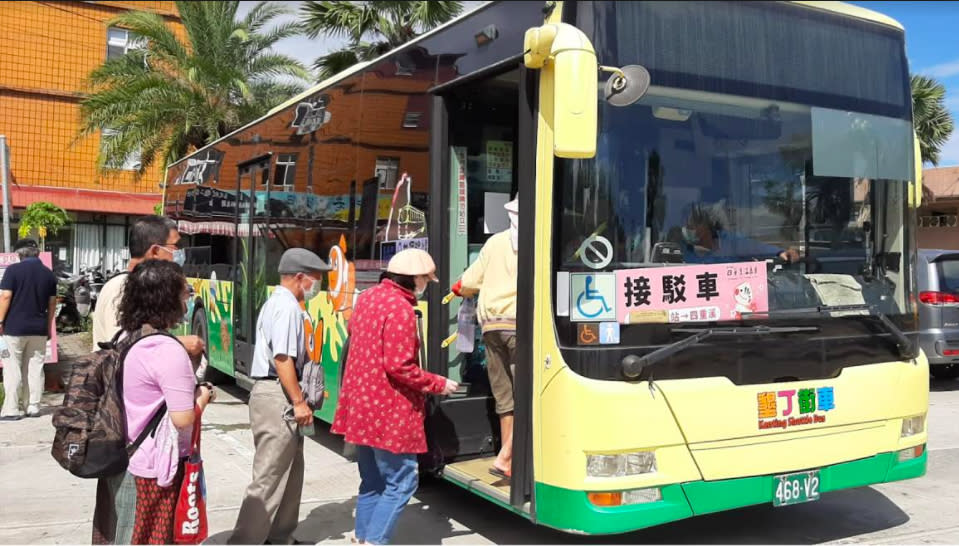 民眾搭乘接駁車。   圖：屏東縣政府／提供