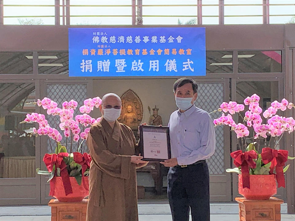大成不鏽鋼公司協理陳松茂(右)代表接受感謝狀。