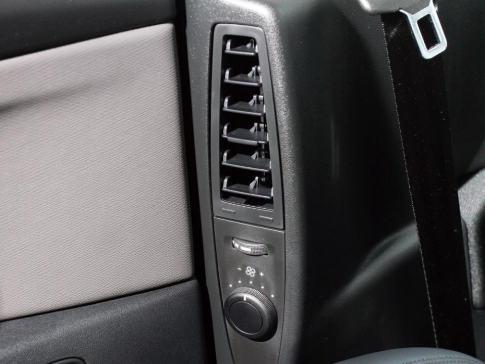 儀表板採12.3吋全彩液晶介面，整合多樣化行車資訊。