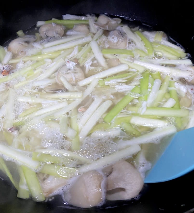 Neujahrsrezept│Wie man mit Krabbenfleisch geschmorte Yi-Nudeln so kocht, dass sie nicht matschig, aber auch nicht zäh sind