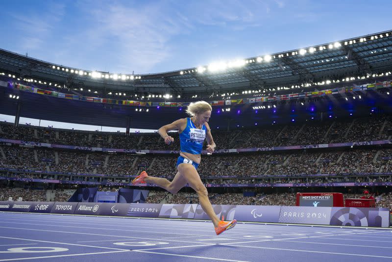 FOTO DE ARCHIVO: Valentina Petrillo (ITA) finaliza la semifinal 3 de los 200m femeninos de Para Atletismo - T12 durante los Juegos Paralímpicos de Verano de París 2024