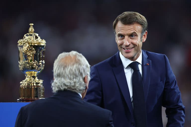 El presidente de Francia, Emmanuel Macron, y el saludo con el mandamás de Word Rugby Chairman, el inglés Bill Beaumont