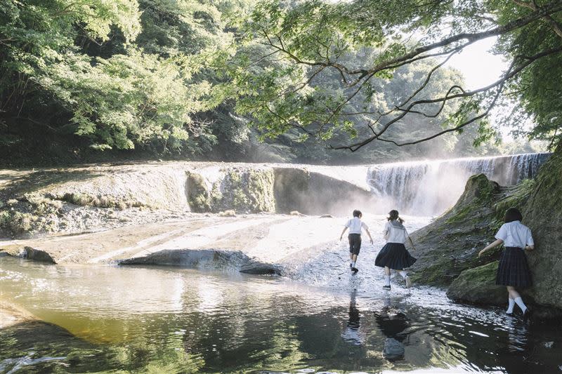 岩井俊二在炎夏颱風季拍攝《最後的情書》，都沒被任何一個雨天干擾。（圖／双喜提供）