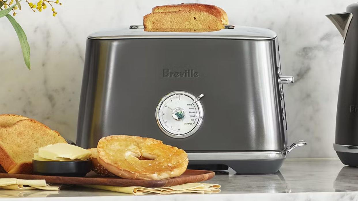  Breville The Toast Select Luxe Toaster . 