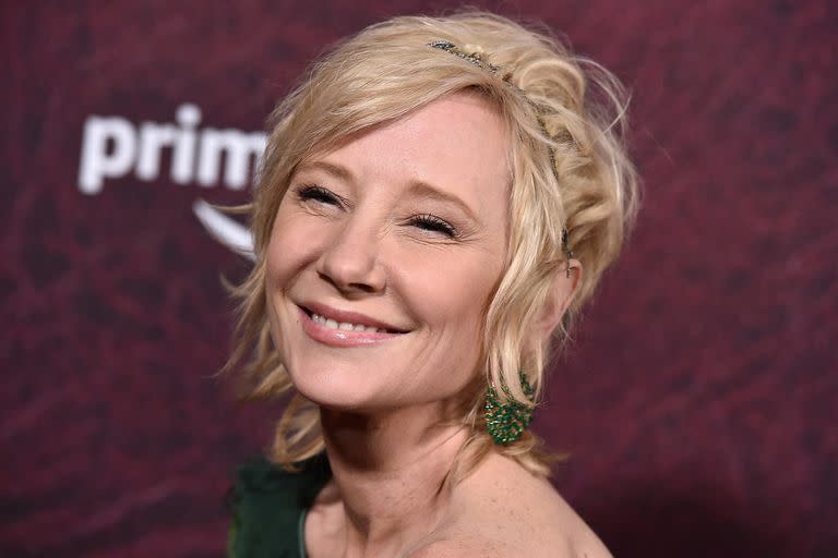 ARCHIVO - Anne Heche llega al estreno de "The Tender Bar" el 12 de diciembre de 2021 en el Teatro Chino TCL en Los Ángeles. (Foto por Jordan Strauss/Invision/AP, archivo)