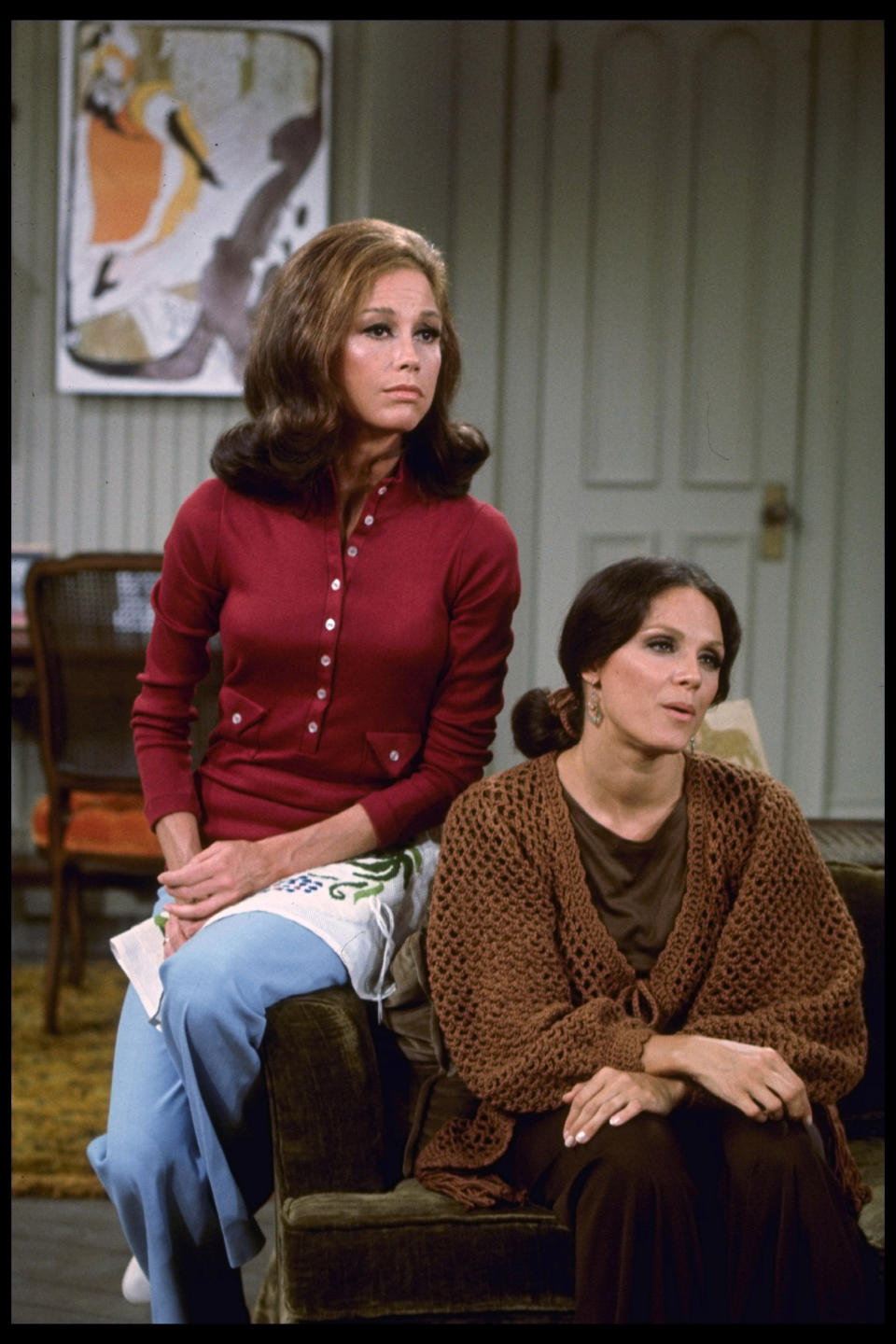 LOS ANGELES - JANUARY 1: Mary Tyler Moore as Mary Richards and Valerie Harper as Rhoda Morgenstern from the 1970s CBS television situation comedy series THE MARY TYLER MOORE SHOW.  (Photo by CBS via Getty Images) 