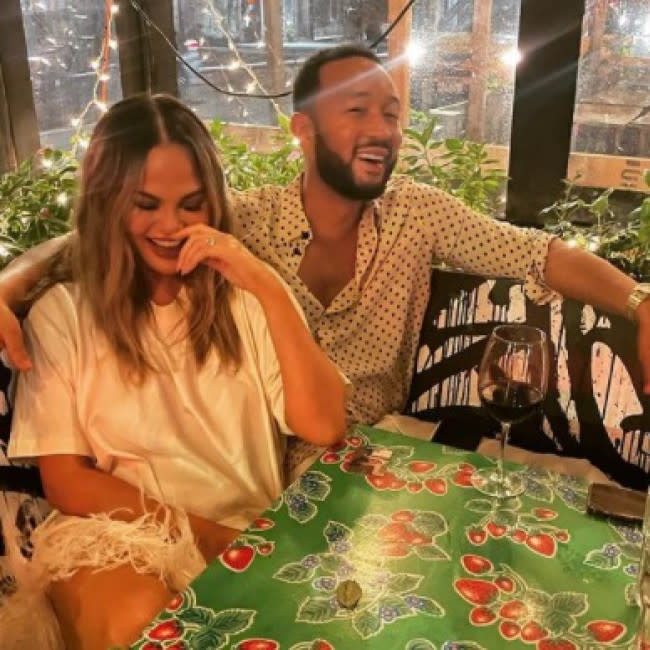 Chrissy Teigen y John Legend en una foto reciente de Instagram credit:Bang Showbiz