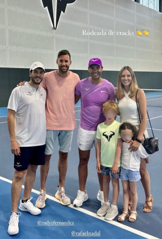 Rudy Fernández con su familia, Rafa Nadal y Sebastián Yatra