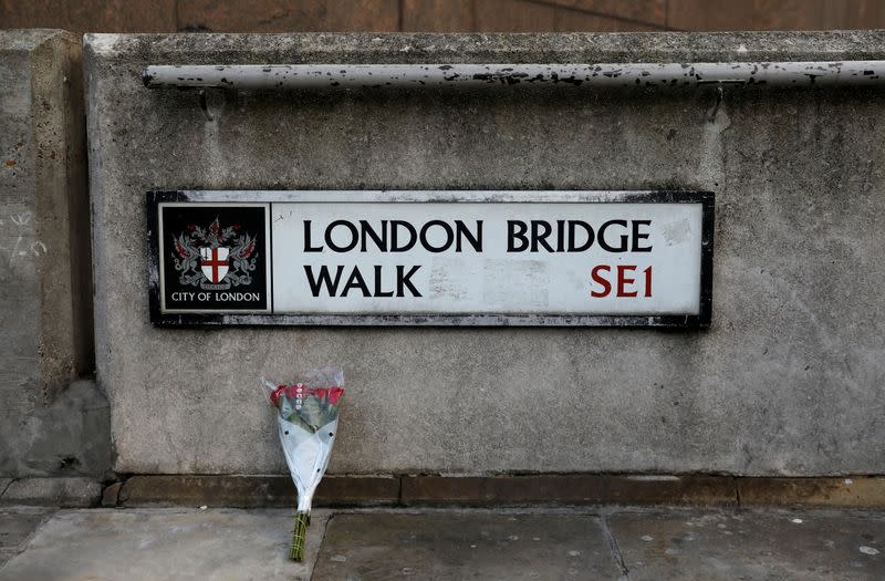 Se colocan flores para las víctimas en el lugar de un apuñalamiento en el Puente de Londres, en el que murieron dos personas, en Londres, Reino Unido