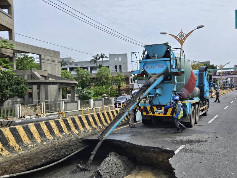 竹縣湖口路面出現天坑  封路灌漿搶修 新竹縣湖口鄉成功路4日被民眾發現路面出現長約6.4 公尺、寬約2.3公尺的坑洞，竹縣府工務處接獲通報到 場封路，坑洞內未發現管線受損，瓦斯公司檢測確認 沒有漏氣，由廠商緊急灌漿搶修。 （新竹縣政府提供） 中央社記者魯鋼駿傳真  113年5月4日 