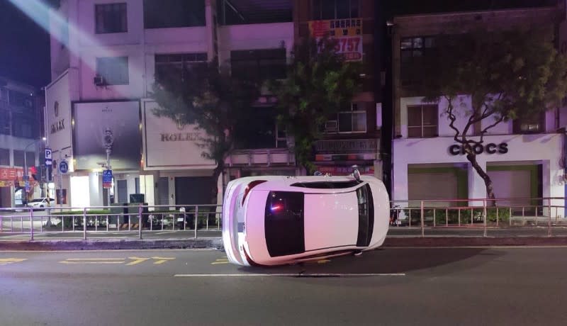 駕駛自撞分隔島翻車