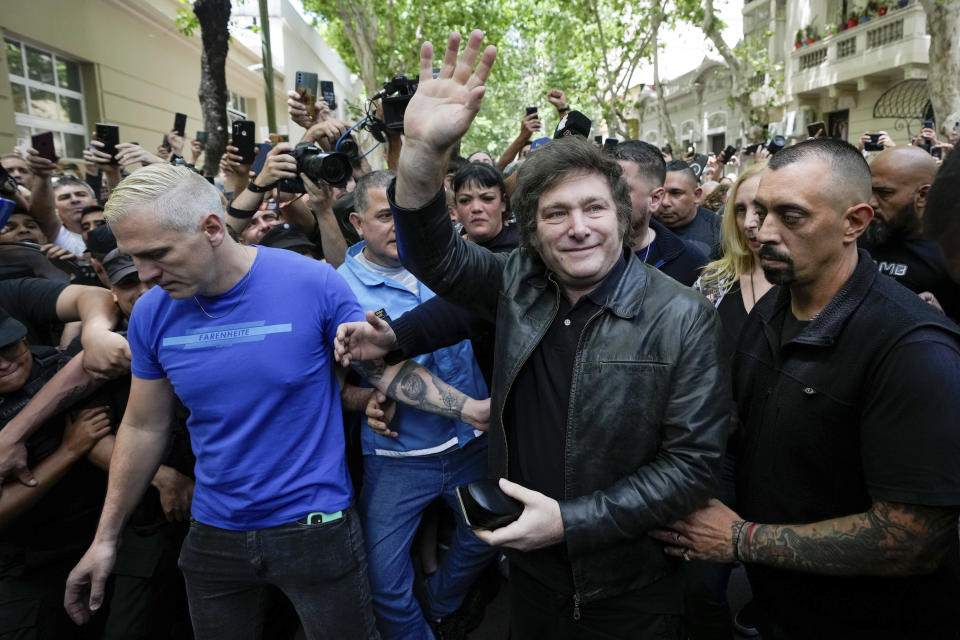 El candidato presidencial de la coalición La Libertad Avanza, Javier Milei, llega a votar en la segunda vuelta presidencial en Buenos Aires, Argentina, el domingo 19 de noviembre de 2023. (Foto AP/Matías Delacroix)