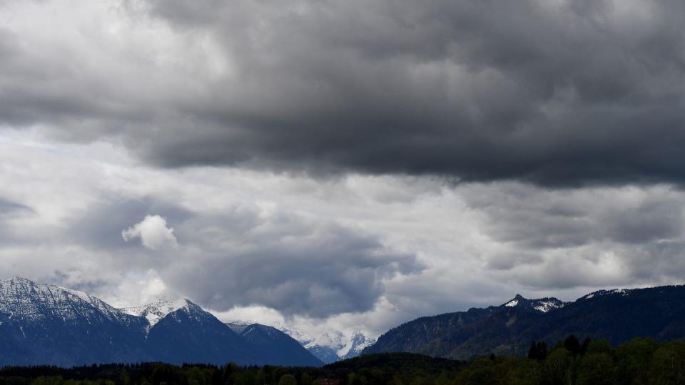 Dunkle Wolken ziehen über die Gipfel des Estergebirges (l-r), Wettersteins und Ammergauer.