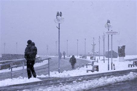 People walk during snowfall caused by hurricane-force Xaver in Gdynia, northern Poland, December 6, 2013. REUTERS/Dominik Sadowski/Agencja Gazeta