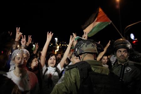 Israeli Arab protesters gesture during a demonstration showing solidarity with Bedouin Arabs who are against a government displacement plan for Bedouins in the Southern Negev desert in the northern city of Haifa November 30, 2013. REUTERS/Ammar Awad