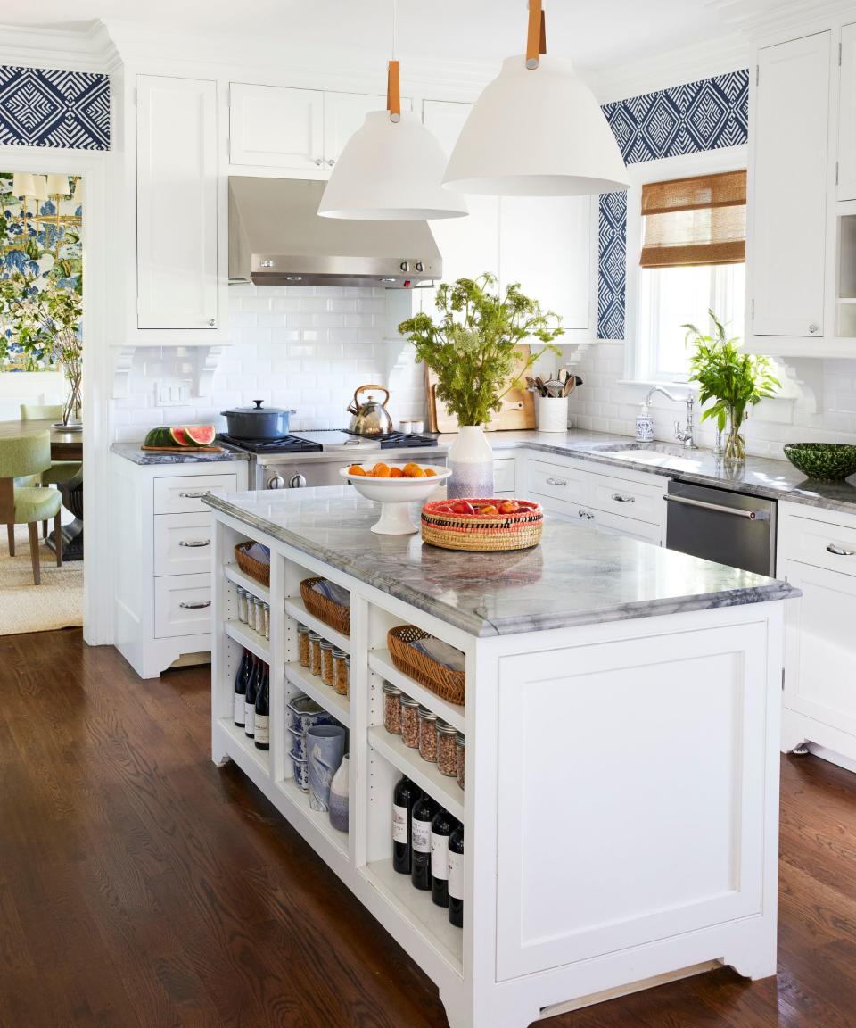 Kitchen in white with kitchen island centrally